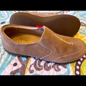 Vionic tan size 8  Addison suede